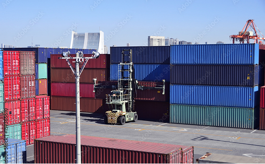 港で積まれているコンテナ